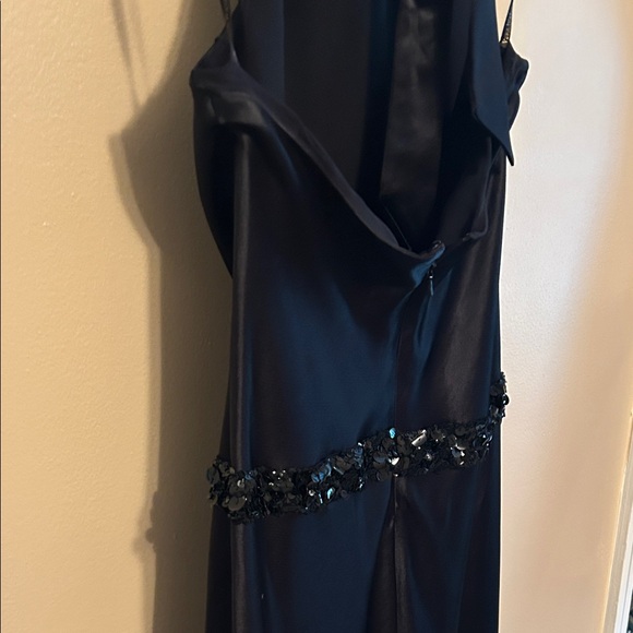 Vera Wang Black Dress with Elegant Detail - Picture 6 of 8